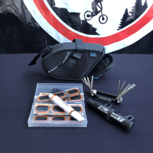 Kit de Reparación Pinchazo = Bolsito bajo asiento + parches y herramientas